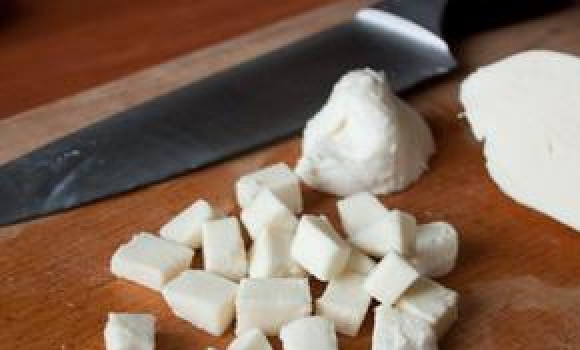 1. Этап. Моцарелла с помидорами: Измельчаем моцареллу на кусочки небольшого размера.