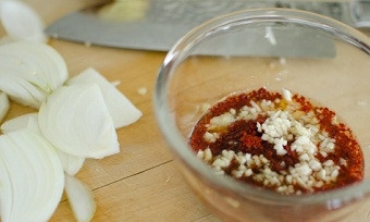 1. Этап. Рыбный суп из скумбрии: Маринад из консервированной скумбрии слейте в миску, добавьте соевый соус, перец чили, сахар, имбирь и чеснок. Хорошо все перемешайте.