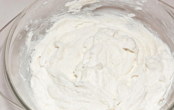 1. Этап. Пирог Крошка: Для начинки смешайте оставшийся сахар с творогом и яйцом.