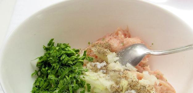 1. Этап. Люля-кебаб из куриного фарша: 3. Смешиваем фарш с луком и зеленью. По вкусу добавляем специи.