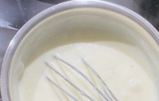 1. Этап. Кабачковая лазанья с фаршем и соусом бешамель: Постепенно добавлять теплое молоко размешивая венчиком чтобы не было комочков, варить на тихим огне до загустения, добавить соль, перец душистый