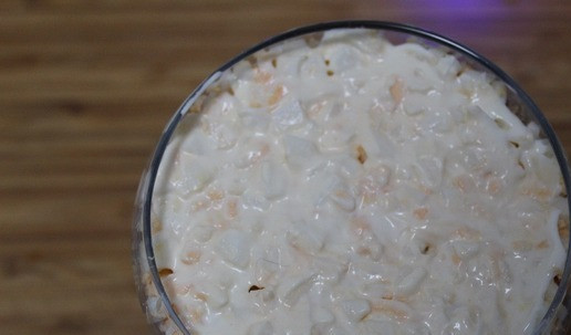 1. Этап. Салат Новогоднее настроение: Яичный слой смазываем майонезом.