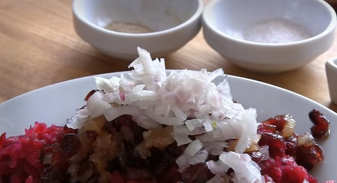 1. Этап. Салат из сельди Рождество: 7. В кастрюлю с толстым дном отправьте вторую часть груши, клюкву и сахар. На медленном огне карамелизируйте до мягкости. Затем добавьте свеклу, красный лук, щепотку соли, белый перец и оливковое масло. Перемешайте и поставьте в холодильник на 2 часа вместе с сельдью.