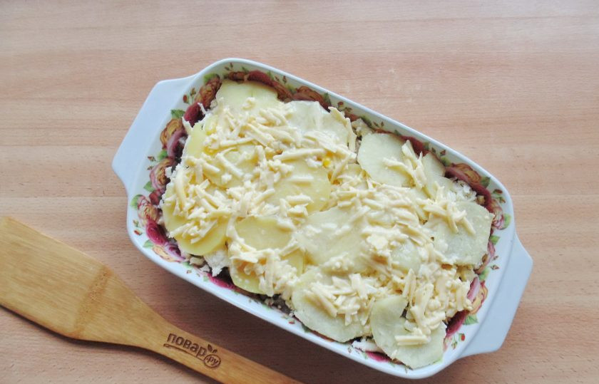 1. Этап. Сырная запеканка: Этой смесью залейте запеканку.