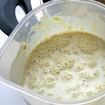 1. Этап. Крем-суп из курицы: Заливаем горошек сливками, взбиваем еще раз. Получившуюся массу вводим в бульон.