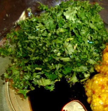 1. Этап. Быстрые маринованные шампиньоны: Пока жидкость выпаривается, приготовим маринад. В емкость, в которой будем мариновать шампиньоны, выливаем оливковое масло, уксус, добавляем горчицу, петрушку, измельченный чеснок, соль, сахар.