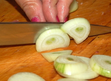 1. Этап. Шашлык сочный: Лук — полукольцами или кольцами, если планируете и его тоже отправить на шампуры.