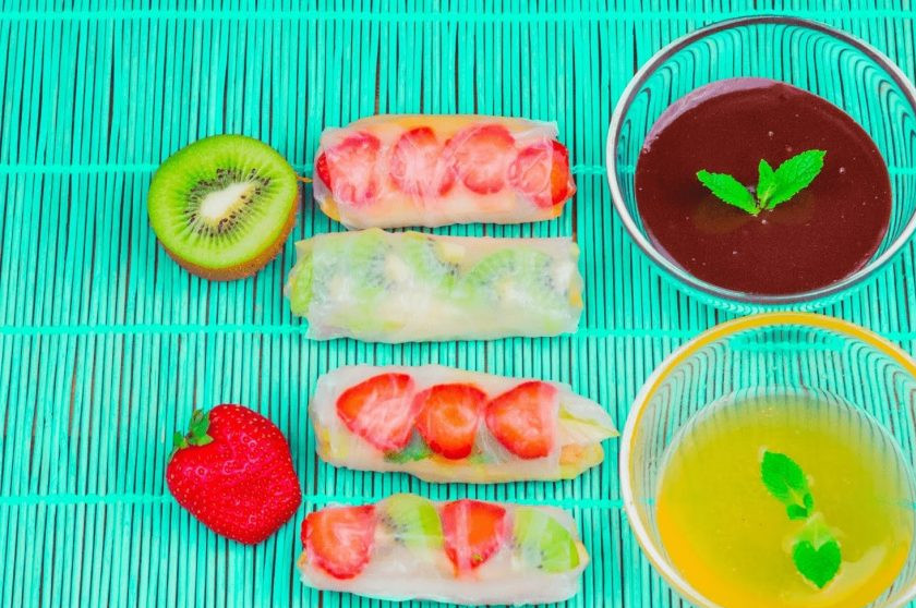 1. Этап. Фруктовые спринг-роллы: 4. Приготовьте соус: шоколад растопите на небольшом огне со сливками, постоянно помешивая. Второй соус: мед хорошо смешайте с водой и лимонным соком. Подавайте роллы с соусами. Приятного аппетита!