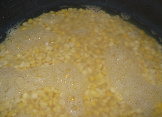 1. Этап. Горох в мультиварке: Высыпаем горох в чашу мультиварки и заливаем холодной водой. Количество воды зависит от желаемого конечного результата. Если вам нужна более жидкая каша - тогда воды берем 2 стакана. Солить горох можно как в начале варки, так и в готовый продукт. Готовим горох в режиме 