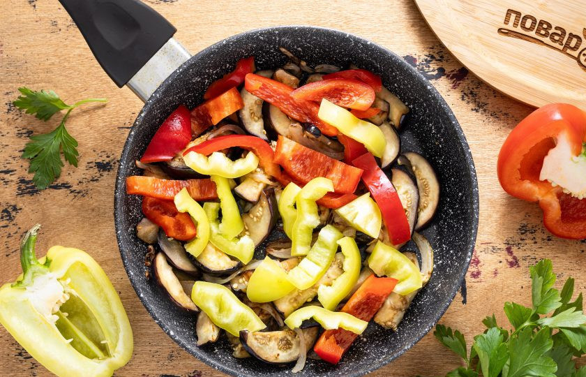 1. Этап. Жареные баклажаны с перцем: Следом добавьте перцы и готовить все вместе 5-6 минут. Мне нравится, когда перцы лишь слегка обжарены и остаются хрустящими.