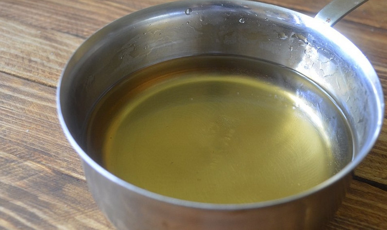 1. Этап. Пропитки для бисквита: Когда сахарный сироп остыл, добавляем коньяк, перемешиваем.