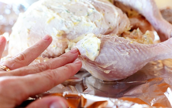 1. Этап. Курица, запеченная с лимоном и розмарином: Равномерно распределяем сливочную массу по курице, хорошенько обмазываем ее снаружи и внутри.