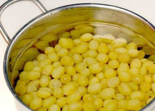 1. Этап. Варенье из винограда на зиму: Теперь наливаем в кастрюльку воду и доводим ее до кипения. Когда жидкость закипит, выкладываем виноград в дуршлаг и опускаем его в кипяток. Держим пару минут в кипящей воде, а затем перекладываем в кастрюльку с холодной водой.