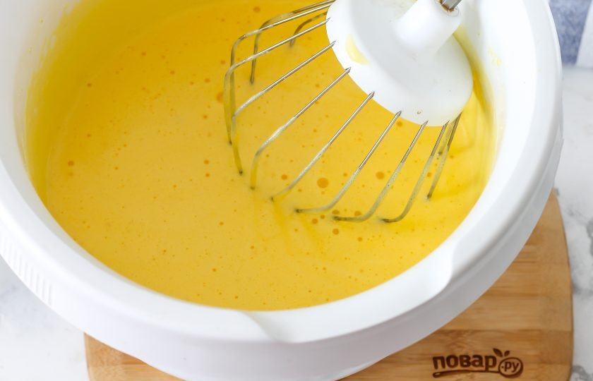 1. Этап. Рисовый бисквит: Куриные яйца вбейте в чашу кухонного комбайна, всыпьте туда же сахар и соль, взбейте в течение 4-5 минут на самой высокой скорости техники. Дольше взбивать яичную массу не нужно, чтобы не перебить ее — тогда бисквит у вас не поднимется, а испечется одним комом.