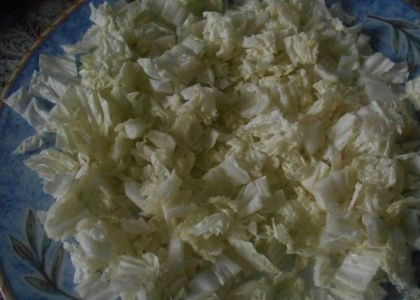 1. Этап. Cалат из куриного филе с шампиньонами: Пекинскую капусту мелко шинкуем и выкладываем на блюдо.