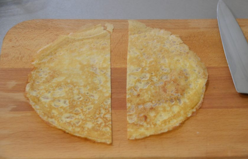 1. Этап. Налистники с творогом на крахмале: Разрежьте каждый блинчик пополам.