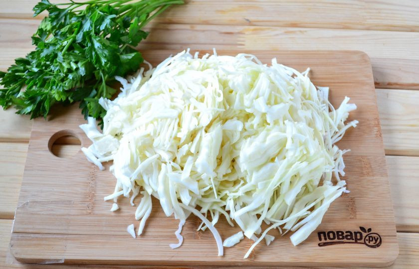1. Этап. Салат из капусты, огурца и горошка: Капусту мелко нашинкуйте ножом или с помощью специальной терки.