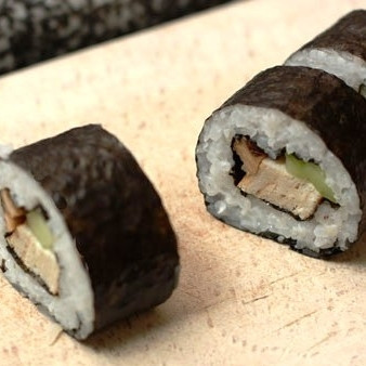 1. Этап. Футомаки с омлетом и шиитаке: Острым и немного смоченным холодной водой ножом разрезаем каждую колбаску на 8 роллов.