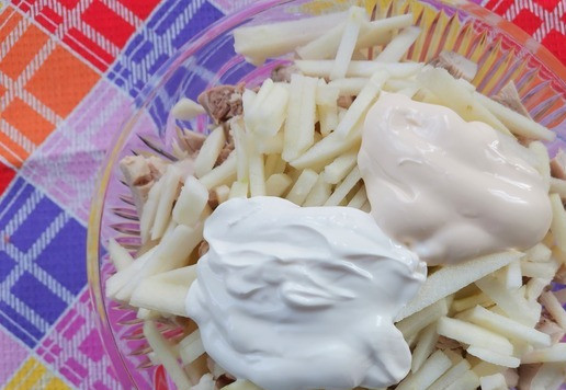 1. Этап. Салат В яблочко: Посолить, добавить майонез и сметану. Перемешать.