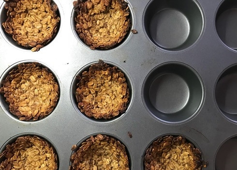 1. Этап. Гранола-корзинки с греческим йогуртом: 5. Через час ставим выпекаться в разогретую до 180 градусов духовку на 30 минут. Готовым корзинкам даем остыть и извлекаем из формы.