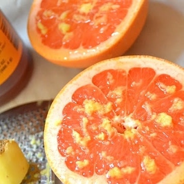 1. Этап. Запеченный грейпфрут с медом: Надрезы смазываем медом и тертым имбирем.