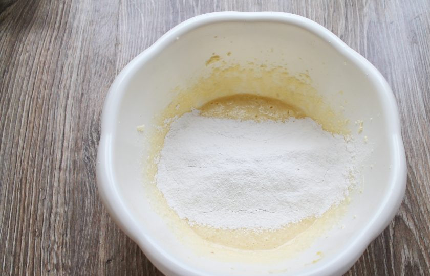 1. Этап. Бостонский клюквенный пирог: Муку смешайте с разрыхлителем и просейте в миску со взбитой массой.