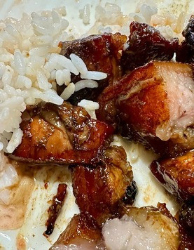 1. Этап. Хо шау ру. Свинина Мао Цзэдуна: Подается, конечно, с рисом. И жир! Если честно, то я даже не знаю – что получилось вкуснее: мясо или жир? Так что, время было потрачено не зря. Получилась действительно очень вкусная еда.