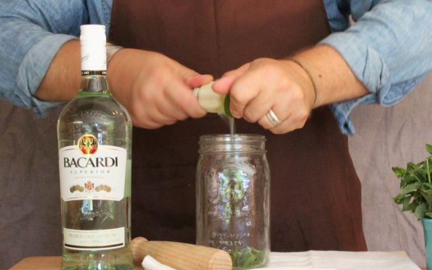 1. Этап. Мохито с Бакарди: В шейкер отправьте мяту, выдавите сок из двух лаймов.