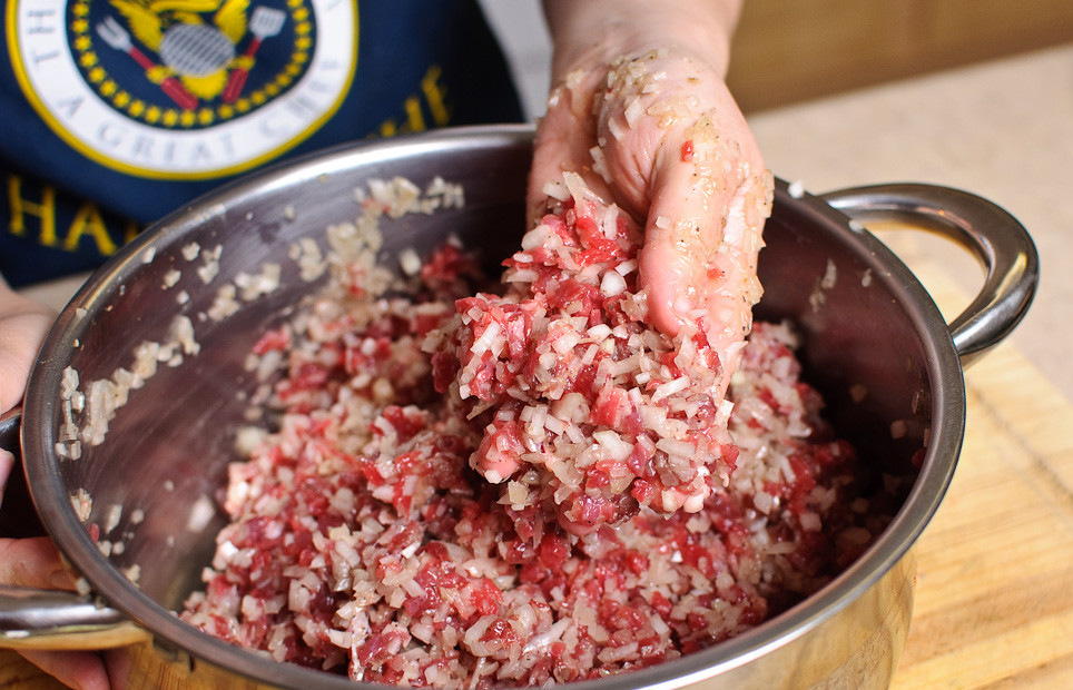 1. Этап. Манты: Добавить масло и хорошо смешать лук с мясом.