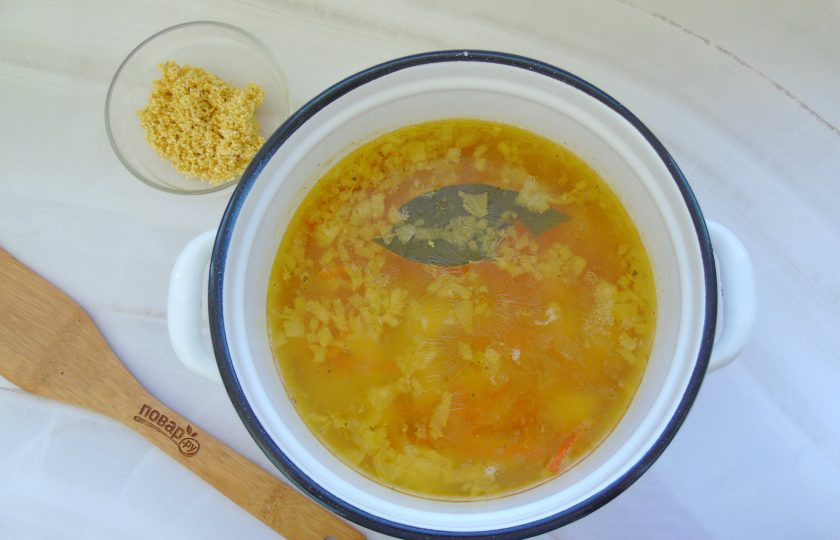 1. Этап. Белая уха: Пшено промойте и выложите в суп. Добавьте лавровый лист, соль и перец черный молотый по вкусу.