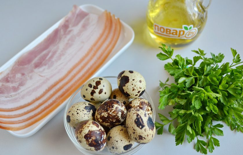 1. Этап. Закуска из яиц в беконе: 1. Отварите перепелиные яйца, остудите. Бекон у меня нарезан широкими полосками, поэтому каждую я порезала вдоль пополам. Если у вас тонкий, то резать не нужно, просто возьмите количество полосок по количеству яиц.
