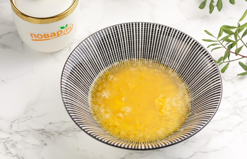 1. Этап. Лимонное сливочное масло: Влейте в пиалу растопленное сливочное масло.