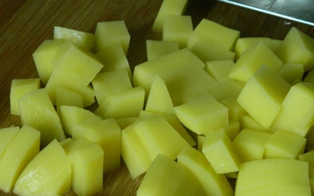 1. Этап. Сырный суп с шампиньонами и брокколи: Картофель промываем, очищаем от кожуры и нарезаем среднего размера кубиками.