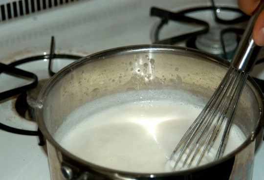 1. Этап. Курица в соусе Бешамель: 4. Помешивая уварить соус на медленном огне около 2-3 минут. Он не должен кипеть (чтобы не доводить соус до кипения его можно периодически снимать с огня). Когда сливочный соус станет нужной консистенции его можно снимать.