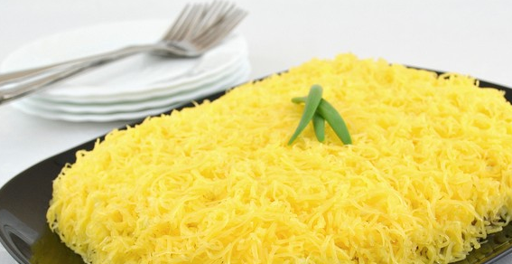 1. Этап. Простой салат из говядины: Присыпаем верх салата тертым сыром и отправялем его в холодильник для пропитки. Через несколько часов салат будет готов! Приятного аппетита!