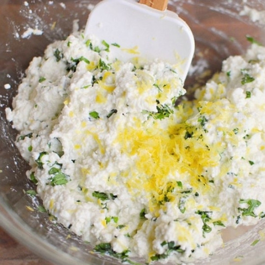 1. Этап. Рикотта с лимоном и базиликом: Туда же добавляем цедру половины лимона.