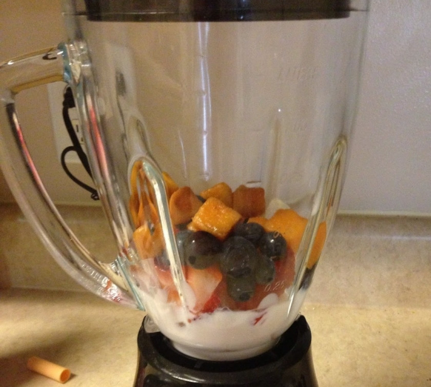 1. Этап. Кефир с фруктами: С помощью блендера все перемешайте до однородной массы.