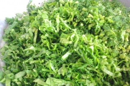 1. Этап. Азербайджанский суп Довга: 2. Зелень обтираем бумажным полотенцем, чтобы избавиться от лишней жидкости, и мелко рубим. Рис пересыпаем в сотейник, солим и отвариваем его до готовности.