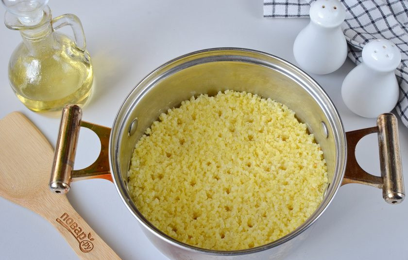 1. Этап. Постные котлеты из пшена: Отварите пшено для котлет. Для этого налейте в кастрюлю воды в соотношении 2:1 к крупе, посолите ее, доведите до кипения, всыпьте промытое пшено и варите 20 минут под крышкой.