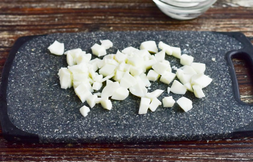 1. Этап. Оливье для диабетиков: Куриное вареное яйцо разрежьте пополам, отделите белок от желтка. Желток в этом рецепте не потребуется. Нарежьте белок кубиками.