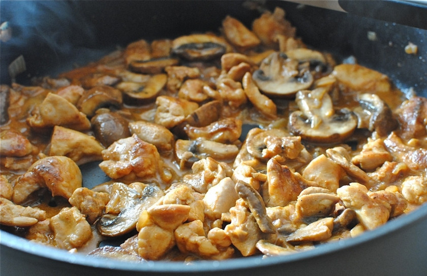 1. Этап. Бефстроганов из курицы: 5. Соединить курицу и грибами. Посолить и поперчить по вкусу. Накрыть крышкой и тушить еще 5-7 минут до полной готовности. Бефстроганов из курицы в домашних условиях перед подачей украсить свежей зеленью. Подавать можно как отдельное блюдо или с любимым гарниром.