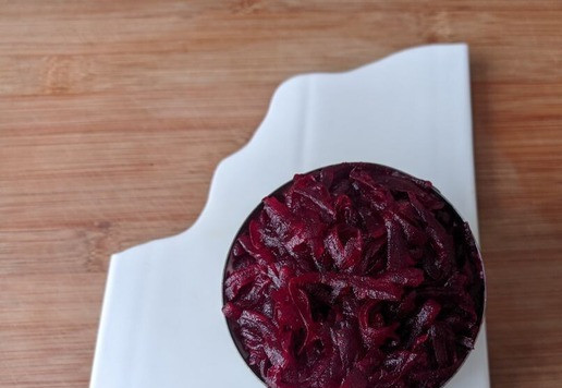 1. Этап. Салат Тунец в тулупе: Свеклу чистим, трём на треку, кладём следующим слоем. Слегка приминаем.