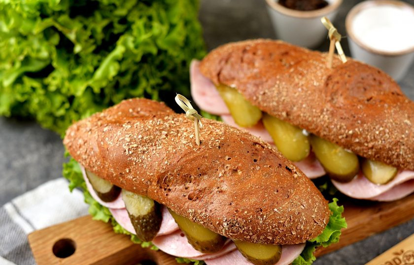 1. Этап. Бутерброд с солеными огурцами: Накройте бутерброды второй половиной булочки и при необходимости скрепите бамбуковой шпажкой или зубочисткой.