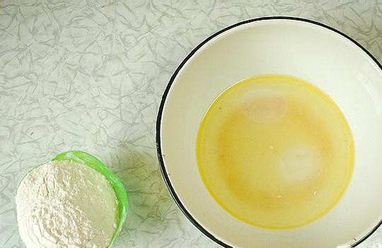 1. Этап. Пресный пирог с грибами: 1. Тесто готовим без опары. В миску раскрашиваем дрожжи (только свежие), добавляем теплой воды и растительного масла, хорошенько перемешиваем. Добавляем постепенно просеянную муку, замешиваем крутое тесто. Вымешиваем тесто, пока оно не перестанет прилипать к рукам. Салфеткой или полотенцем накрываем тесто, и минут на 40 ставим подходить в теплое место.