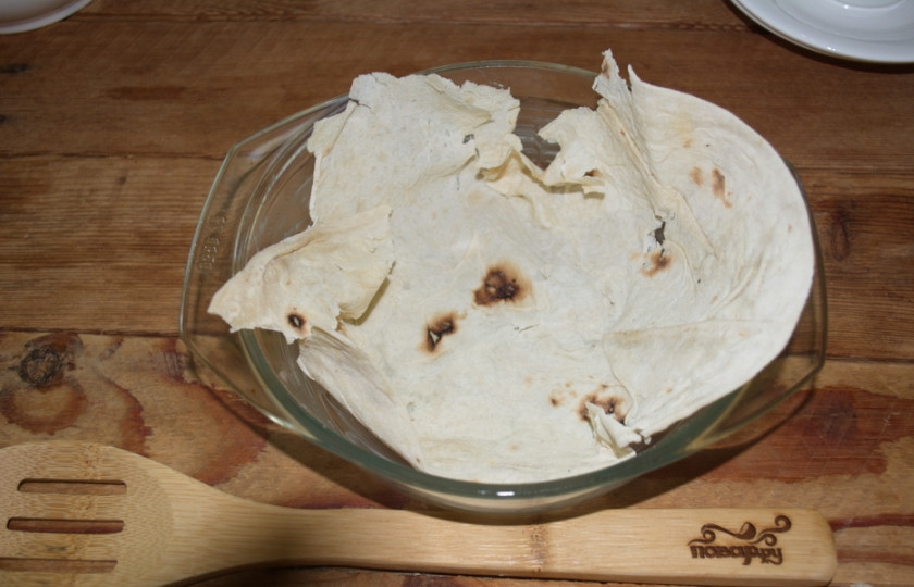 1. Этап. Ачма из лаваша с сыром: Форму для выпечки нужно смазать маслом. Порвите листик лаваша на несколько кусочков. Из кусочков выложите дно формы так, чтобы не было просветов.