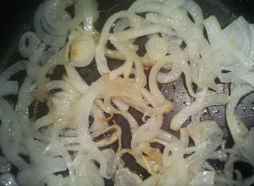 1. Этап. Рагу с копченой куриной грудкой и кабачком: Лук очищаем и нарезаем тонкими полукольцами, обжариваем на подсолнечном масле до золотистого цвета.