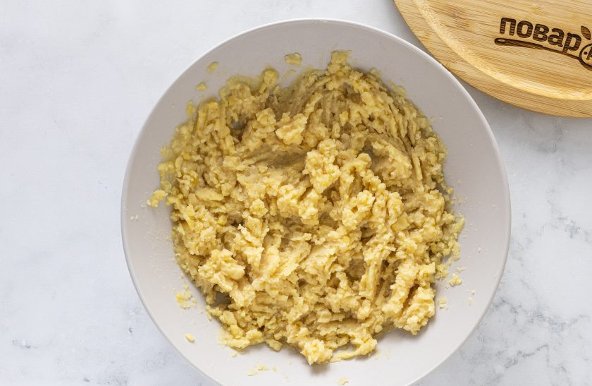 1. Этап. Котлеты из гороха и капусты: С гороха слейте воду, затем разомните толкушкой.