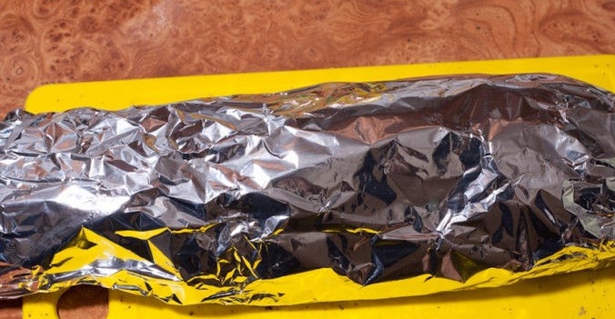 1. Этап. Судак под соусом в духовке: Заворачиваем рыбу в фольгу. Отправляем в разогретую до 190 градусов духовку на 45-50 минут. Проверяйте готовность время от времени.