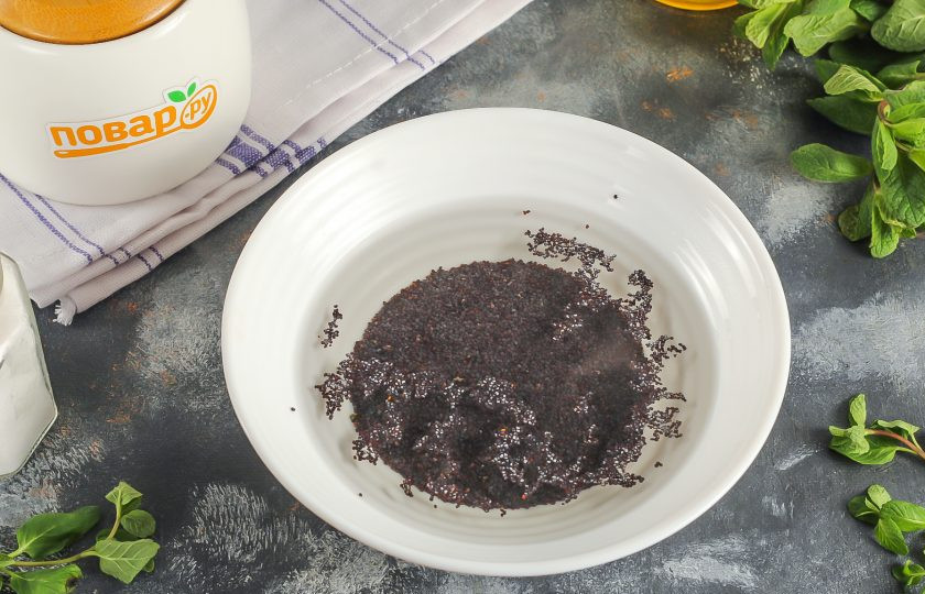 1. Этап. Блинная кутья с маком, изюмом и орехами: Мак высыпьте в пиалу или креманку и залейте кипятком. Оставьте набухать примерно на 25-30 минут. При желании можно те же манипуляции проделать и с изюмом, если любите его в более сочном виде.