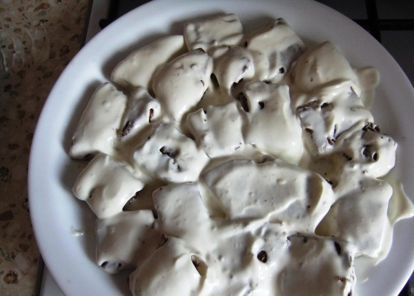 1. Этап. Торт Ленивый Панчо: Кусочки бисквита обмакните в сметану с сахаром. Выложите их часть первым слоем торта в тарелку для подачи.